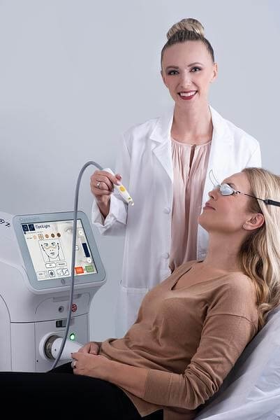 Optometrist using optilight to customer